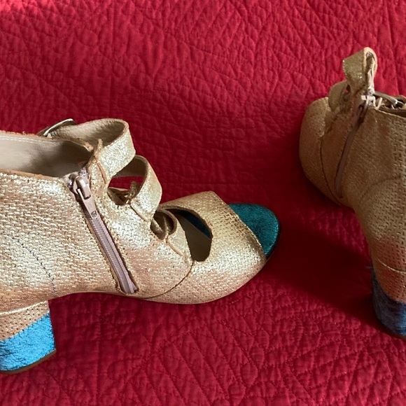 UNITY IN DIVERSITY- GENUINE LEATHER OPEN TOE BUTTERCUP BLUE/GOLD SANDALS size 40 - Picture 3 of 11